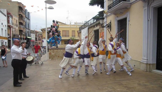 Alginet consolida la tradició recuperada de les danses a la processó del seu patró Sant Josep