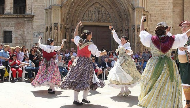 Ja hi ha calendari per a l’edició de “Balls al carrer” de 2013 – 2014, on ballen els grups de danses de les comissions falleres de València