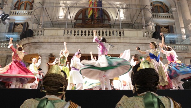 Més de mil persones contemplaren l’espectacle de balls tradicionals a València, dins del programa faller 2014