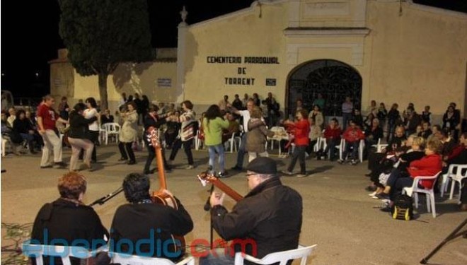 Torrent homenatja els seus difunts amb cant i ball tradicional valencià