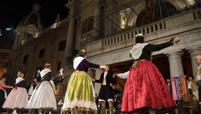 Crònica i imatges de l’espectacle de balls tradicionals a les falles de València